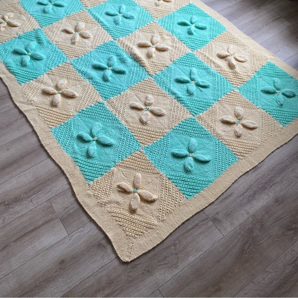 Vintage Afghan blanket lucky 4 leaf pattern crocheted Afghan throw blanket - Picture 4 of 5